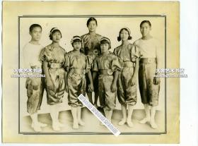 1934年中國馬戲雜耍團五女二男共計七名年輕演員合影老照片，25.4X20.4厘米