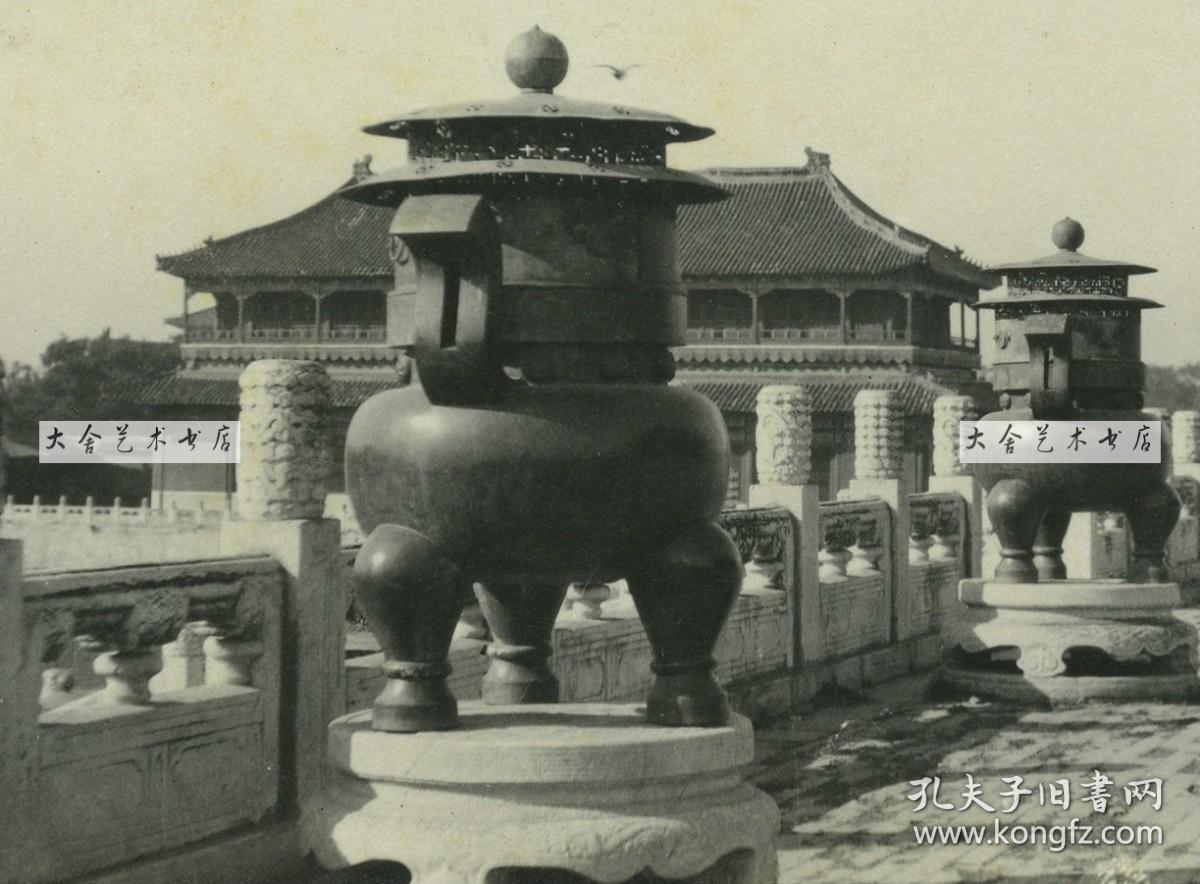 民国北京紫禁城故宫太和殿前铜制香炉，远处是广场西侧的弘义阁，与东面体仁阁相对而立。清代为内务府银库，收存金、银、制钱、珠宝、玉器、金银器皿等，被外国人称为“皇后的博物馆”。13.9X8.5厘米，泛银。专业摄影师拍摄，是否是詹布鲁恩？