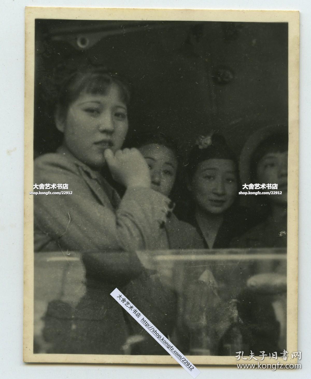 民国日军侵华时期拍摄的穿旗袍年轻女子二人合影老照片。9.8X7.1厘米，泛银_未知_孔夫子旧书网