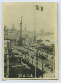 民国时期上海外滩气象观测塔一带，法国租界向北拍摄外滩全貌老照片，可见国民党党部竖立的纪念抗日战胜胜利的牌楼。早在19世纪末这座信号塔就已经出现在了外滩。当时经过黄浦江的船只都会以此塔作为标准校正时间。7.5X5.4厘米，泛银