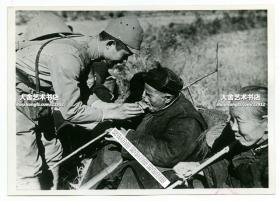 1939年侵華日軍給抽煙的中國老人點火老照片。18.3X13厘米