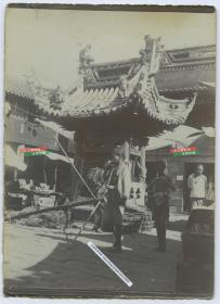 清代上海河南路桥北堍建于1883年的天后宫老照片，占地4亩余，是上海市区唯一的妈祖庙遗址，也是中国历史上少见的有政府出资兴建的庙宇。10.7X7.7厘米