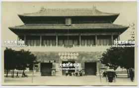 民国北京紫禁城故宫西华门老照片，当时还没有挂“古物陈列所”的牌匾，也不是1928年之前完全没有任何东西的样子，而是在门额上贴了菱形十二字。西华门与东华门形制基本相同。10.8X6.8厘米，泛银