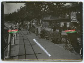 清代上海北四川路街景老照片，苏州河畔的商户行人等。10.7X7.7厘米