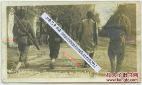 1911年辛亥革命期间，在江苏南京被清军俘虏抓获的革命党人间谍，即将被押赴刑场处决老照片。13.8X8.1厘米。