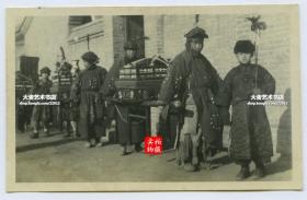 民国北京百姓白事出殡杠夫抬祭品老照片, 照片右侧侧可见手持引魂幡的家亲眷属。10.9X7厘米，泛银