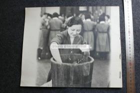 1970年蔣介石夫人宋美齡參加戰爭女子服務社活動，擼起袖子在木桶中盛飯老照片，比較罕見的蔣夫人照片。30.2X25.2厘米