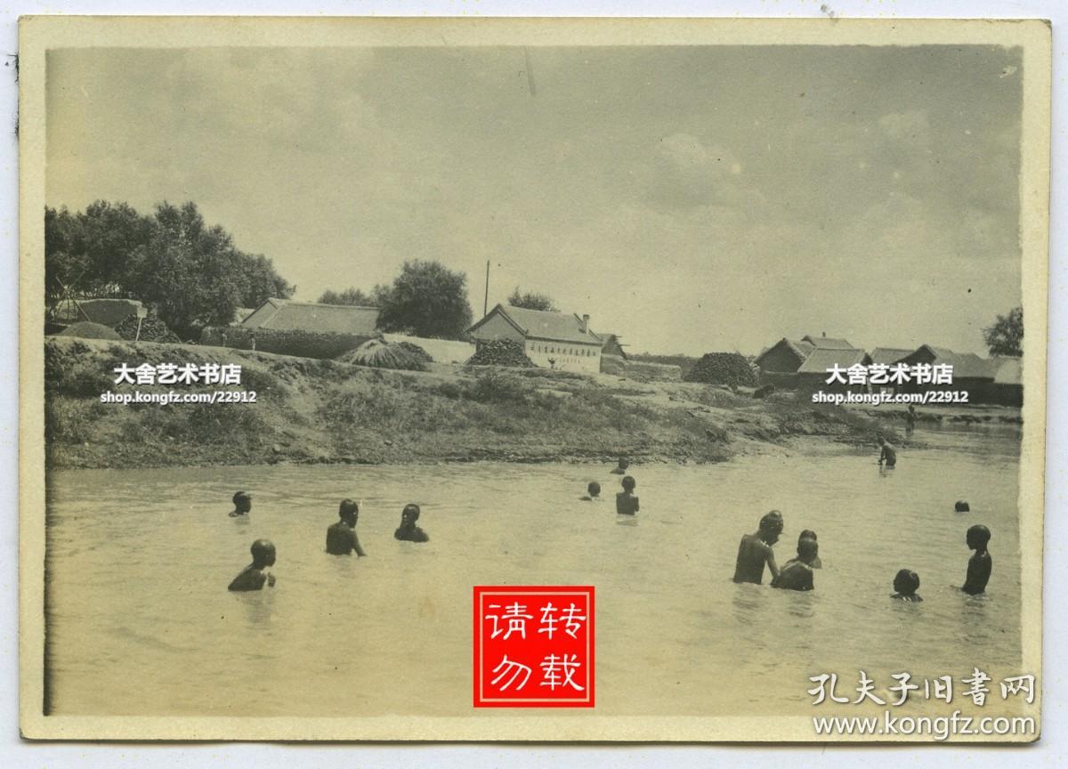 1919年夏季河南开封池塘中洗澡的孩子们老照片一张8x56厘米泛银来自