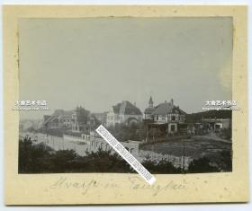 清代山东迪德里希街景老照片，这条街现在叫沂水街，右侧别墅为Gelpcke君王别墅，1899年完工，最初是总督府为帝国大法官格尔皮克博士（Dr.Paul Gelpcke）所准备的。英法美各国领事馆也先后设立在这条路上，所以也成为“使馆街”。照片尺寸14.2X10.4厘米，卡纸尺寸为16.3X13.3厘米。