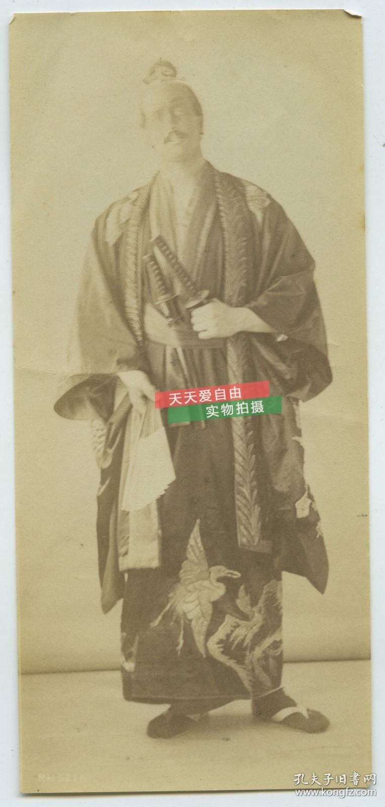 清代日本腰间别着两把日本刀的和服男子全身像蛋白老照片一张 大约10年代左右 孔夫子旧书网