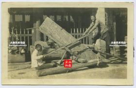 民国北方的木匠双人锯木老照片，11.3X7.1厘米，泛银