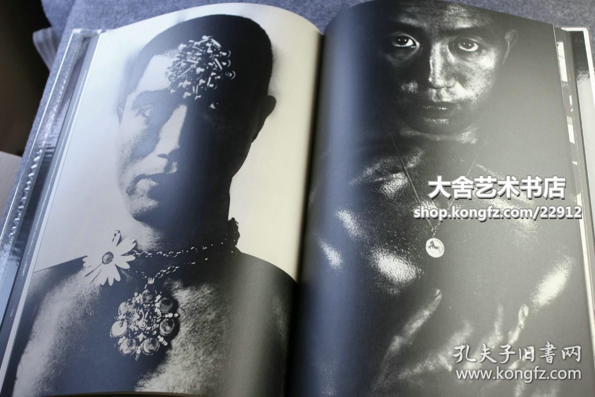 摄影师细江英公亲笔手写签名并钤印,借用三岛由纪夫的肉体,表现生命与