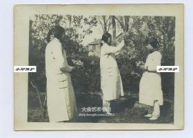 民国早期教会女校的三名女学生老照片，春天来了，花儿开了, 仿佛让人感受到了那种希望的温暖。11.8X8.8厘米，泛银
