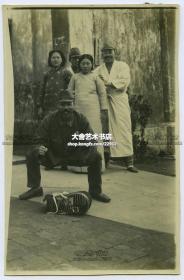 1940年3月28日占领湖北汉口的日军卫生军曹冈本繁和两名中国长棉袍女人合影老照片，拍摄于医院的患者出入口前。11.6X7.5厘米，泛银