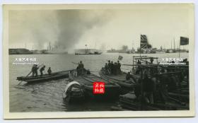 1937年八一三事变，黄浦江上停泊的英国船只上，人们隔江眺望日军轰炸中国船只后燃起的滚滚烟柱老照片。11.3X6.7厘米，泛银 B
