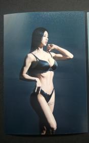 美女黑色泳装优雅彩色照片一张 健美