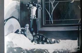 蝴蝶民国著名女明星床上照片一张 漂亮