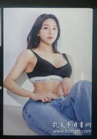 美女牛仔裤坐姿照片一张 漂亮