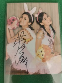 阿Sa 蔡卓妍 亲笔签名照片卡片，有现场视频见证，香港歌手Twins组合成员，代表作《雏妓》，签于2019年6月15日第2 2 届上海国际电影节现场。