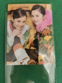 阿Sa 蔡卓妍 亲笔签名照片卡片，有现场视频见证，香港歌手Twins组合成员，代表作《我老婆未满十八岁》，《感动她77次》，签于2019年6月15日第2 2 届上海国际电影节现场。