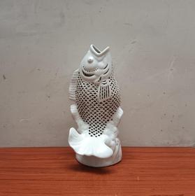 独特精美的德化白瓷通雕鲤鱼瓶