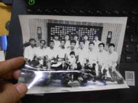 1979年镇江市工业产品展览会化工馆工作人员留影