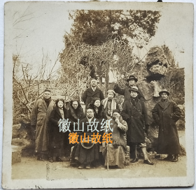 民国老照片：民国“上海证券业旅行团”（证券业俱乐部），1939年于江苏扬州“王老虎花园”合影。汇芳照相馆放大。有背题。