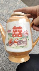 瓷器类；瓷茶壶一把文字红双“喜”动物鸳鸯一对
