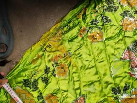 被面收藏；絲綢被面一件樂享天寶二十八彩高級加厚被面綠色中外合資三星商標生產許可證00168號鳳凰鴛鴦戲水圖