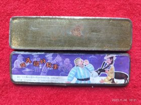 怀旧收藏八十年代铁皮文具盒《阿凡提的故事》尺寸7.5*21.5cm