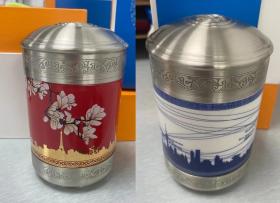 2010上海世博之旅工艺锡罐，世博会锡灌，收藏级纪念款，颜色纯正，工艺精细，用料考究，盒子俱在，全新，北京工美集团（中国最高国礼御制机构，被誉为“国礼造办”）出品。原价1260元(原价630)。锡罐存放茶叶好处多多，高档！自藏或送礼都非常不错，当摆件也很好看！包邮！顺送小礼物。