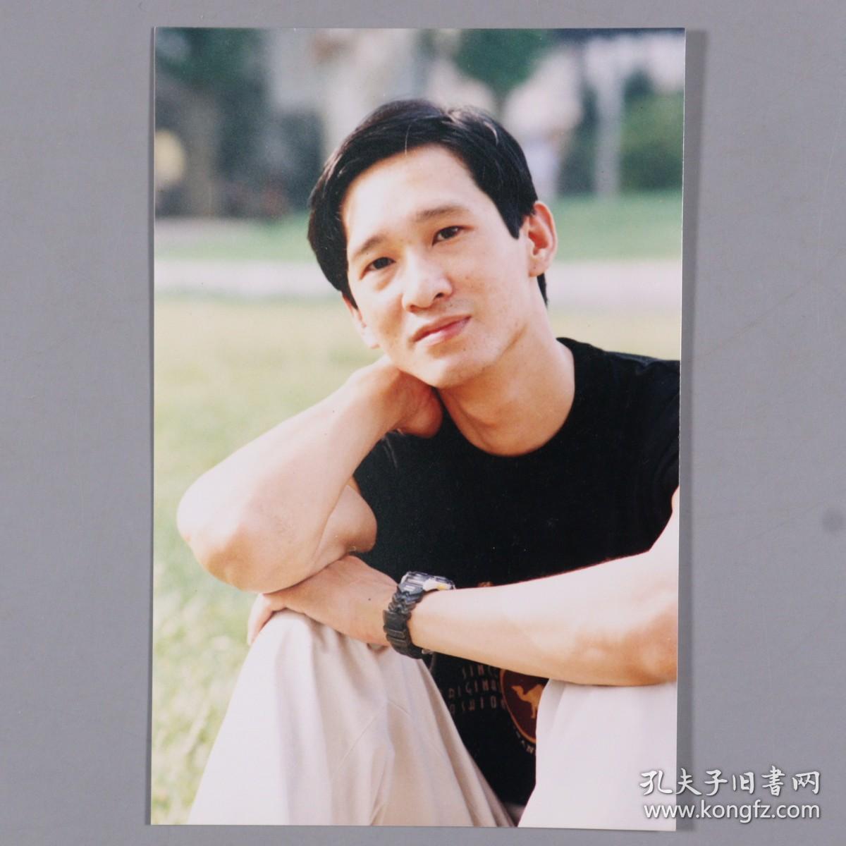 同一旧藏内地著名男演员南京市话剧团演员王劲松手书个人信息照片一张