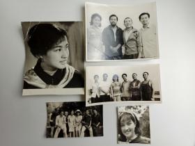 著名影视演员 刘晓庆八十年代照片一组五张，其中一张有刘晓庆1980年签赠 （尺寸不一）HXTX331039