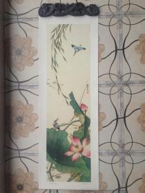 1957年出版的《《荷花翠鸟》》年画，是我国20世纪杰出的花鸟画家之一张其翼的作品.此画可装入镜框悬墙，欣赏传承。此画有淡淡意境，难得