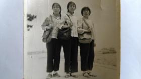 早期三个挎书包的美女黑白照片。