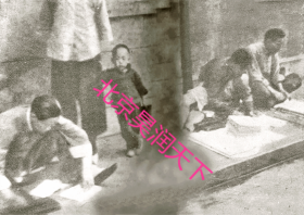 1933年上海的早晨报馆前的报贩忙着折叠报纸