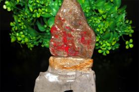 昌化 大红袍 鸡血石  春景图  摆件1380g  尺寸：14.5cm 5.5cm22cm， 这块像是刚刚宰杀的鸡血，非常鲜.艳，流动性好，市场价5000以上，众所周知，昌化已经封矿，意味着鸡血石已经真正绝产，同时对石头来说升值潜力也是更大，现在行情低迷，正是投资的最佳时机，有眼光的石友看到这种宝贝会果断下手的！！！( 绝产宝贝)