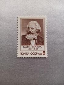 苏联邮票 5K 马克思诞辰170周年纪念（1818-1883）1988年发行 雕刻版新票未使用 卡尔·马克思，全世界无产阶级和劳动人民的伟大导师。马克思主义的创始人之一，第一国际的组织者和领导者，马克思主义政党的缔造者，全世界无产阶级和劳动人民的革命导师，无产阶级的精神领袖，国际共产主义运动的开创者。主要著作《资本论》《共产党宣言》等。他创立了经济理论《资本论》确立他的阐述原则是"政治经济学批判"