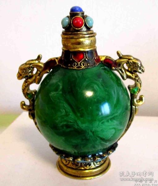 精美的琉璃體雙龍戲珠鋒元寶鼻煙壺；重；161克；高；8厘米；寬6厘米