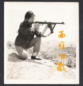 七八十年代，持枪联系射击的女民兵
