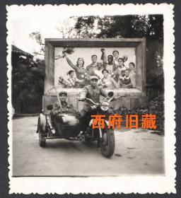 文革特色老照片，世界人民热爱毛主席影壁前，崭新的三轮摩托汽车