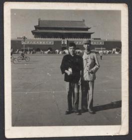 文革老照片，天安门广场，手持红宝书的串联青年学生