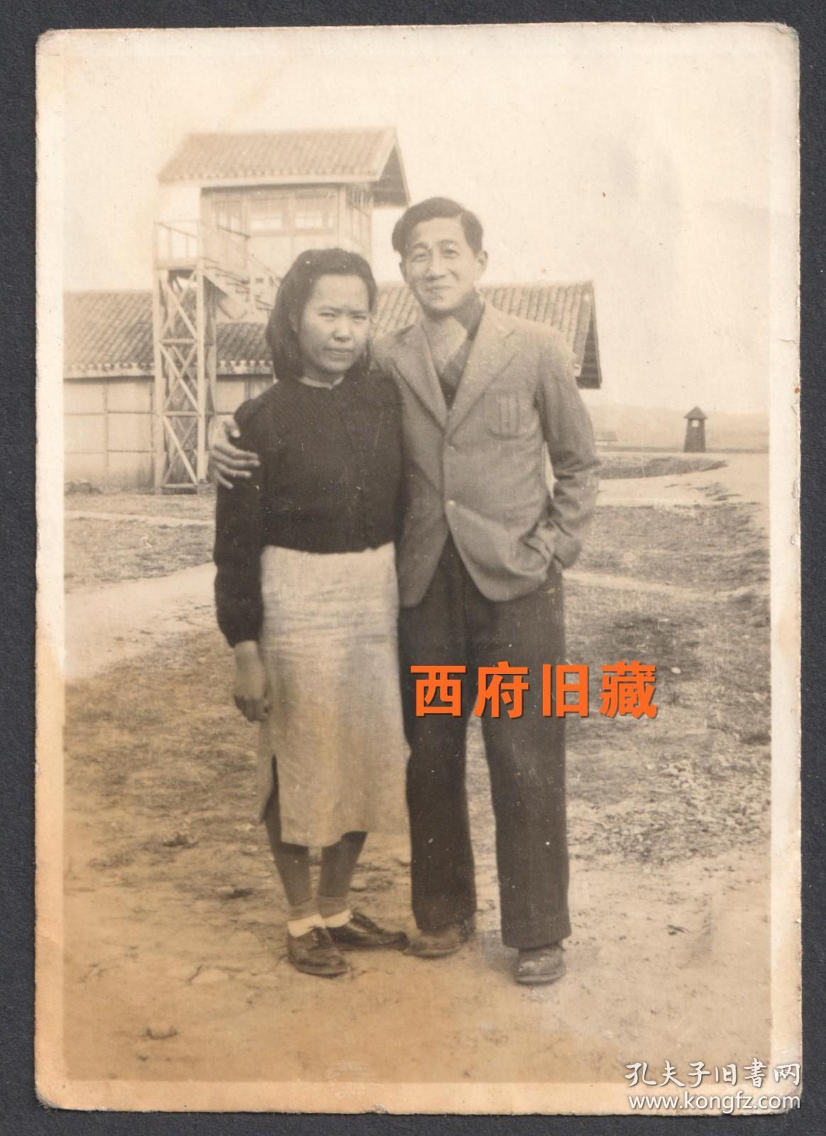 民国老照片 民国34年情侣合影老照片 非常独特的建筑背景 孔夫子旧书网