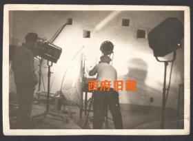 1959年，北京电影学院摄影班学生，在灯光室拍摄石膏线老照片