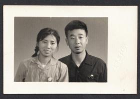 1973年佩戴毛主席像章的情侣合影照，杭州东方红照相馆