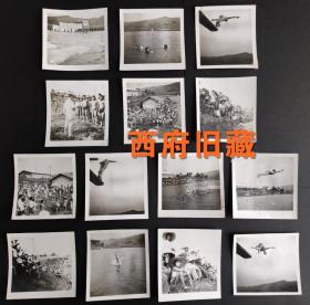 文革时期体育题材佳片，学习毛主席畅游长江，学生集体跳水渡江场面，在水中举起毛主席画像，拍摄和内容俱佳的14张一组老照片