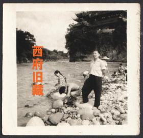 五六十年代，成都都江堰宝瓶口留念照，游玩戏水的姑娘，提着竹篓捉鱼的孩子们