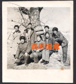1964年，支援西藏边疆建设的援藏军人，在西藏拉萨布达拉宫广告留念老照片