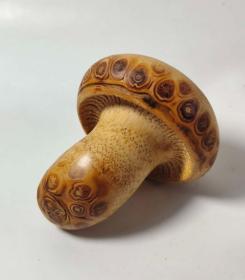 高端艺术品，竹根俏雕“蘑菇”，独特，俏色恰当好处，大师工艺，鬼斧神工，俏色雕刻“蘑菇”原汁原味，极为稀有罕见，可遇不可求，百年难得一件，极为罕见十分难得，把玩高端的美感，帅气，上档次，2020年7月15日晚，在香港佳士得线上拍卖专场“赏心乐艺”中，一只18世纪竹根雕蛙拍出了212万的天价