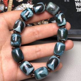 天珠，古天珠，极品朱砂沁象雄天珠手链，独特，包浆纯厚，沁色自然，极为稀有，“象雄天珠多宝手链”温润发亮，极为罕见，千年难得一遇“纯天然朱砂沁天珠”，沁色自然，非常罕见，可谓天珠收藏的珍品，孤品，神品，可遇不可求，是无数古天珠收藏家梦寐以求的极品天珠手链